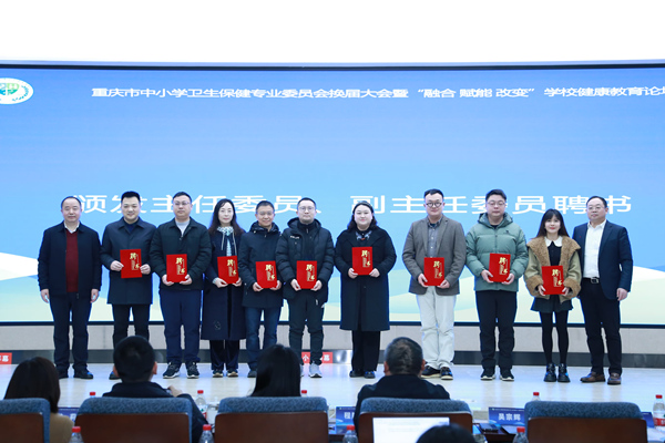 聘書頒發(fā)儀式。張?jiān)磾z