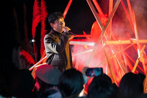 《禮贊生命》大學生生命教育組歌主創(chuàng)李可現(xiàn)場演唱。重慶工商職業(yè)學院供圖