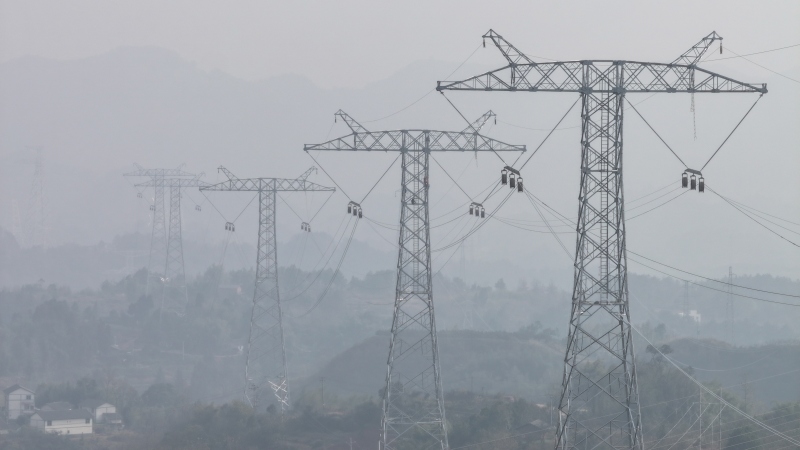 航拍哈密—重慶±800千伏特高壓直流輸電線路工程（重慶段）線路通道。陳明月攝
