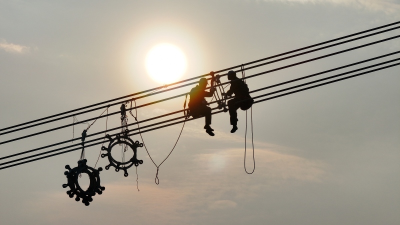 哈密—重慶±800千伏特高壓直流輸電線路工程（重慶段）作業(yè)人員進(jìn)行附件安裝工作。曾雪攝