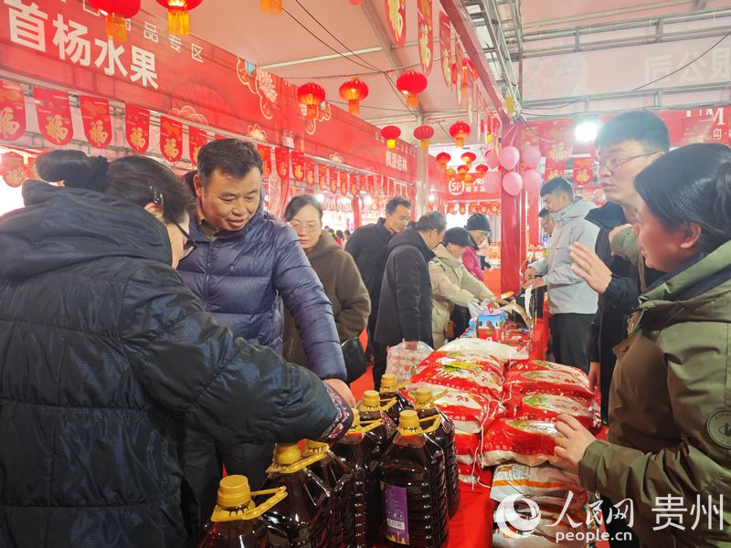 2、消費(fèi)者購買年貨。人民網(wǎng) 黃小桃攝.jpg