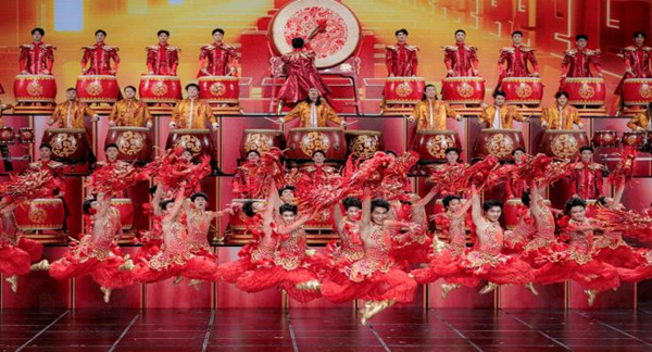 原創(chuàng)舞蹈《手龍人》亮相央視2024年春晚。重慶大學(xué)供圖