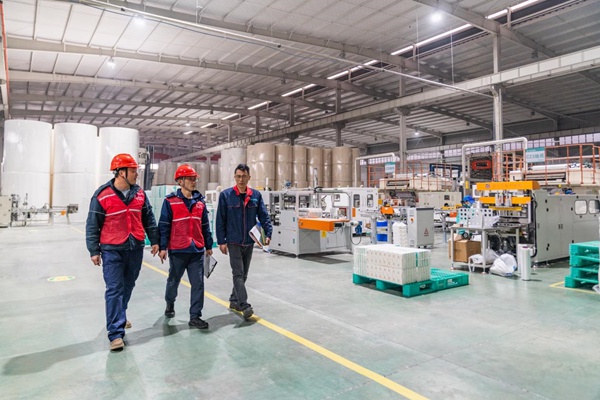 電力人員深入造紙企業(yè)開展節(jié)前防電氣火災安全檢查。國網(wǎng)重慶永川供電公司供圖