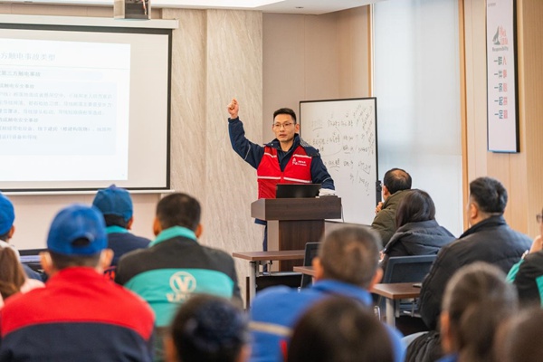 電力人員為企業(yè)職工共上“安全課”。國網(wǎng)重慶永川供電公司供圖