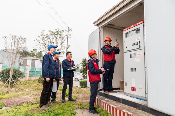 電力人員檢查企業(yè)配電房儀器儀表。國網(wǎng)重慶永川供電公司供圖