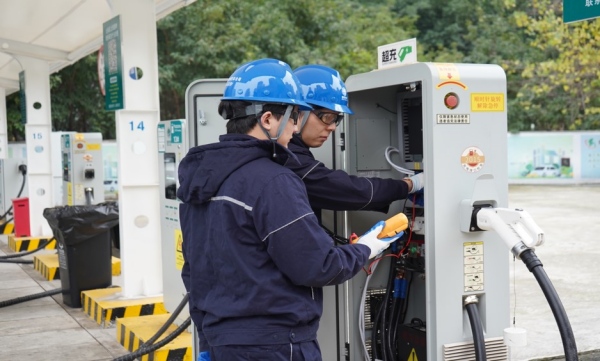 國網(wǎng)重慶電動汽車公司員工在國網(wǎng)渝北魯能星城超充站內(nèi)對充電設(shè)施進(jìn)行巡視檢查。黃林茜攝