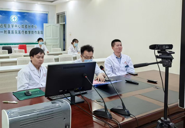 渝哈兩地MDT會診，援疆專家程瑤、李醇文和當地醫(yī)護人員在哈密市中心醫(yī)院向重醫(yī)附二院專家匯報病史并聽取專家意見。重醫(yī)附二院供圖