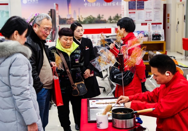 中信銀行重慶分行開(kāi)展新春畫(huà)糖畫(huà)主題活動(dòng)。中信銀行重慶分行供圖