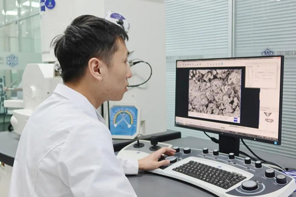 歐陽(yáng)一鳴團(tuán)隊(duì)研發(fā)人員在進(jìn)行材料對(duì)比分析。兩江協(xié)同創(chuàng)新區(qū)供圖