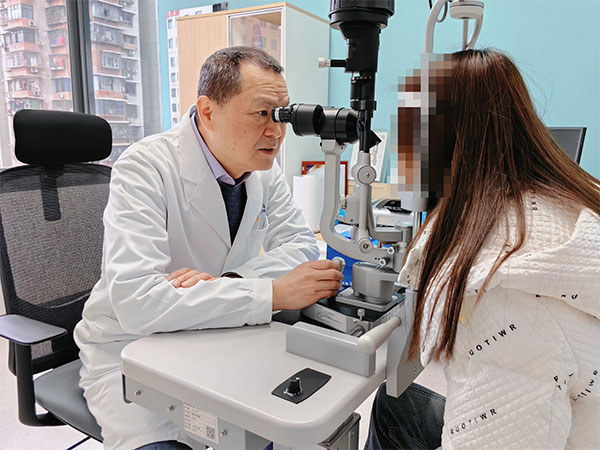 范光忠為患者檢查視力情況。重慶普瑞眼科醫(yī)院供圖