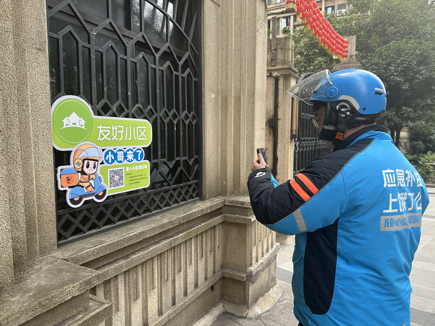 薛邏進(jìn)行掃碼登記。黃亞輝攝