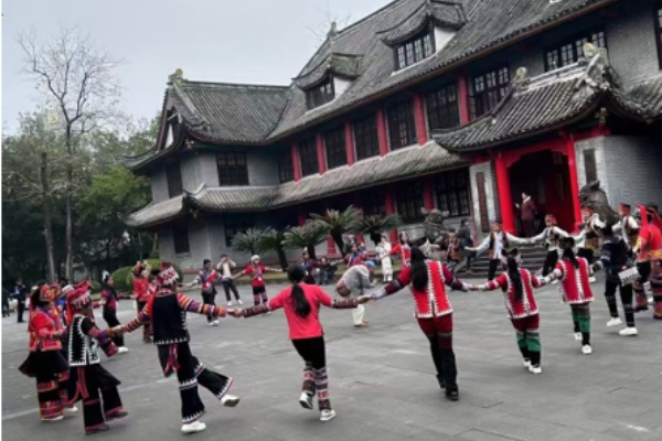 哈尼族中小學(xué)生與老師們跳樂作舞。重慶大學(xué)供圖