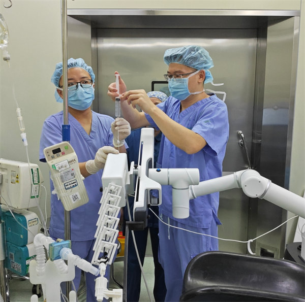 專家團(tuán)隊(duì)使用“機(jī)器人”定位。 重醫(yī)附一院供圖