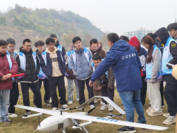 學生們參與訓練營實踐項目現(xiàn)場。重慶理工大學供圖