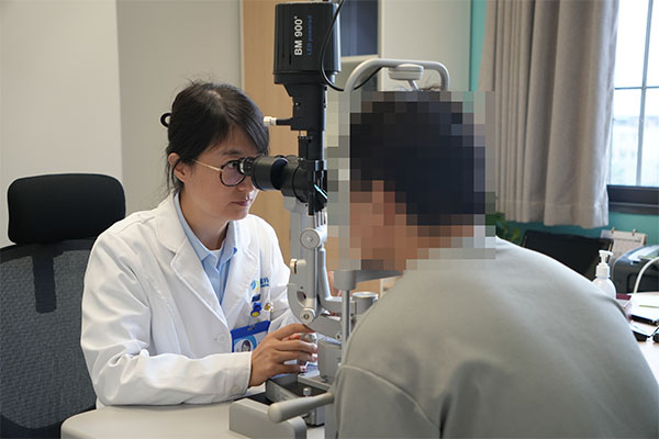 史月麗為患者檢查眼部情況。重慶普瑞眼科醫(yī)院供圖