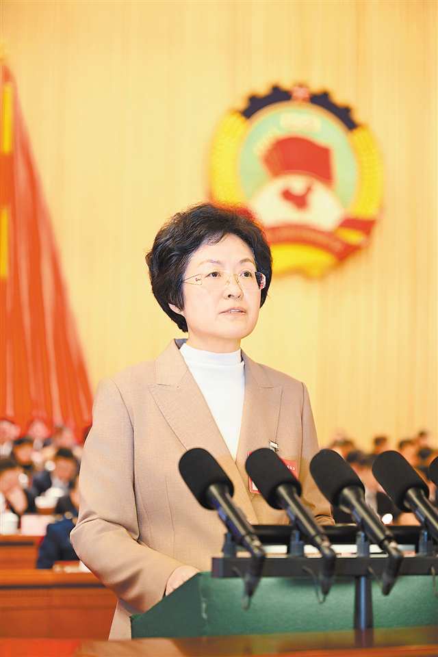    1月18日，重慶市人民大禮堂，市政協(xié)六屆三次會(huì)議開(kāi)幕。市政協(xié)主席程麗華向大會(huì)作工作報(bào)告。記者 謝智強(qiáng) 李雨恒 攝/視覺(jué)重慶