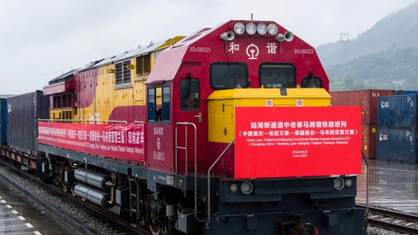 滿載40個(gè)標(biāo)準(zhǔn)集裝箱化工原料的陸海新通道跨境鐵路班列，從重慶樞紐港產(chǎn)業(yè)園（重慶江津小南埡站）鳴笛啟程。江津區(qū)委宣傳部供圖