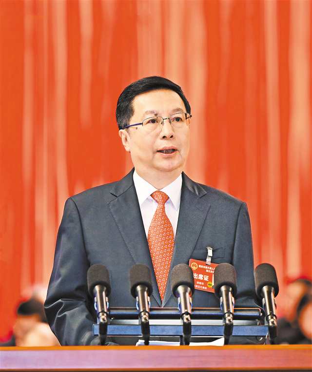 　1月19日上午，重慶市人民大禮堂，重慶市第六屆人民代表大會(huì)第三次會(huì)議開幕。市長胡衡華作政府工作報(bào)告。記者 熊明 齊嵐森 攝/視覺重慶