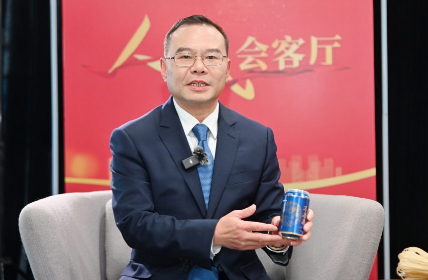 訪談現(xiàn)場，陳清松介紹不老泉山泉水。鄒樂攝