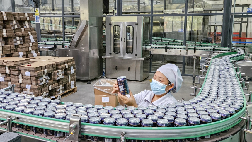 不老泉山泉水生產(chǎn)線。彭水縣委宣傳部供圖