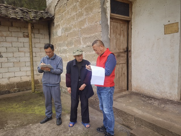 圖為付國臣（右一）入戶走訪。 重慶移動(dòng)供圖