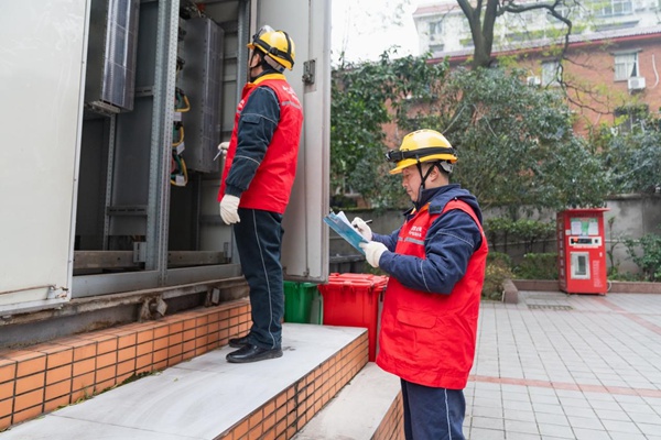 電力人員開展社區(qū)配電設施隱患排查。國網重慶永川供電公司供圖