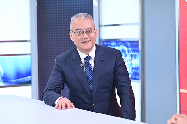 周濤做客人民網(wǎng)重慶頻道、成渝發(fā)布“人民會(huì)客廳——2025重慶兩會(huì)高端訪談”。鄒樂攝