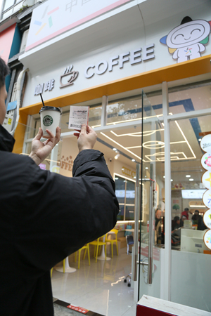 “體彩+咖啡”特色主題店。重慶體彩供圖