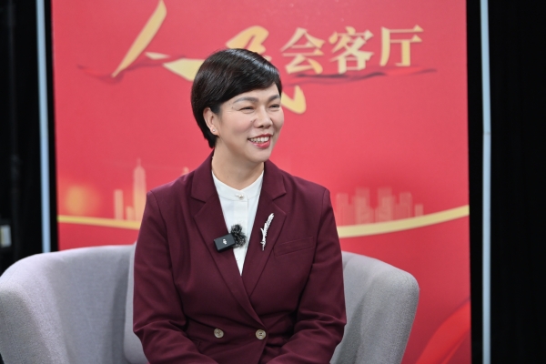 張艷做客人民網(wǎng)重慶頻道、成渝發(fā)布“人民會(huì)客廳”——2025重慶兩會(huì)高端訪談。鄒樂(lè)攝