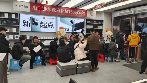 市民挑選、購買數(shù)碼產(chǎn)品。重慶市商務委員會供圖