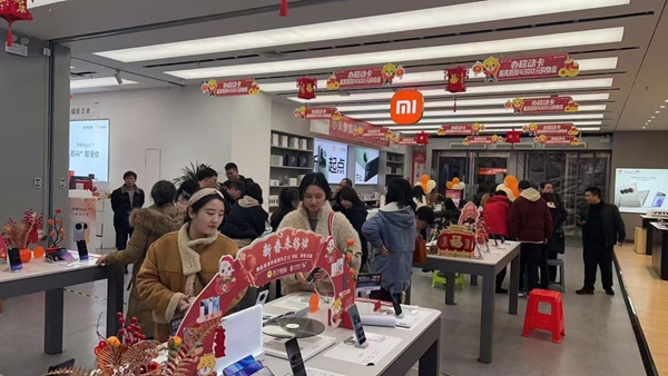 市民挑選、購買數(shù)碼產(chǎn)品。重慶市商務委員會供圖