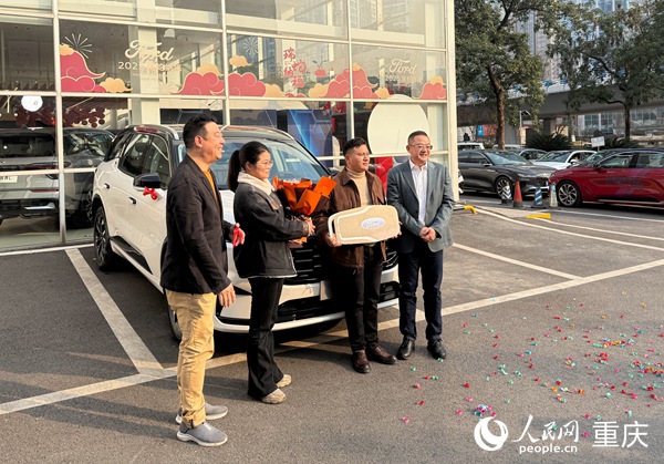 贈送現(xiàn)場。人民網(wǎng)記者 胡虹攝