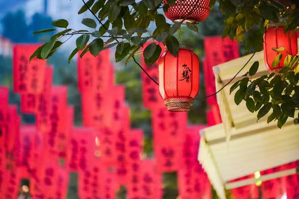 重慶十八梯傳統(tǒng)風(fēng)貌區(qū)打燈籠。重慶十八梯傳統(tǒng)風(fēng)貌區(qū)供圖