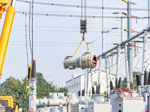 工作人員吊裝變電站設(shè)備。國網(wǎng)重慶永川供電公司供圖