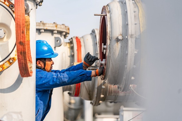 電力人員開展電子式互感器安裝。國網(wǎng)重慶永川供電公司供圖