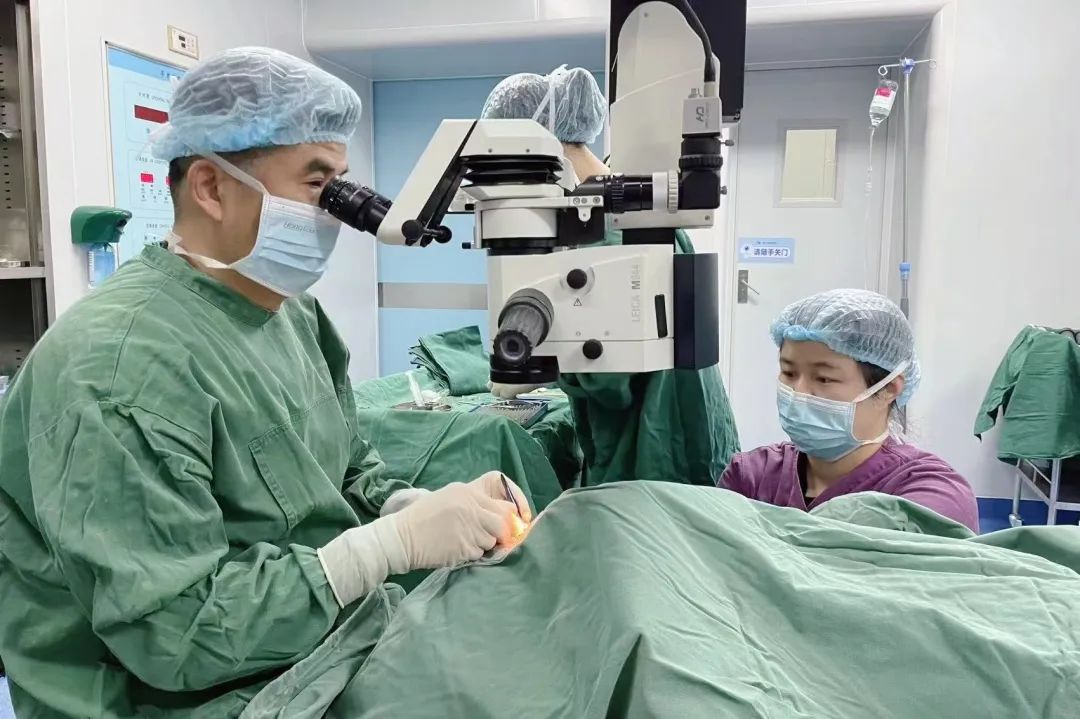 安曉巨為患者進(jìn)行手術(shù)。重慶華廈眼科醫(yī)院供圖