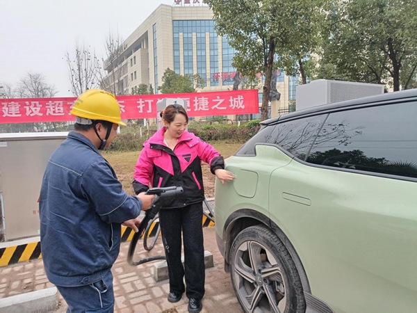 電力人員在三教鄉(xiāng)鎮(zhèn)全液冷超充站開展安全檢查、服務(wù)車主。國網(wǎng)重慶永川供電公司供圖