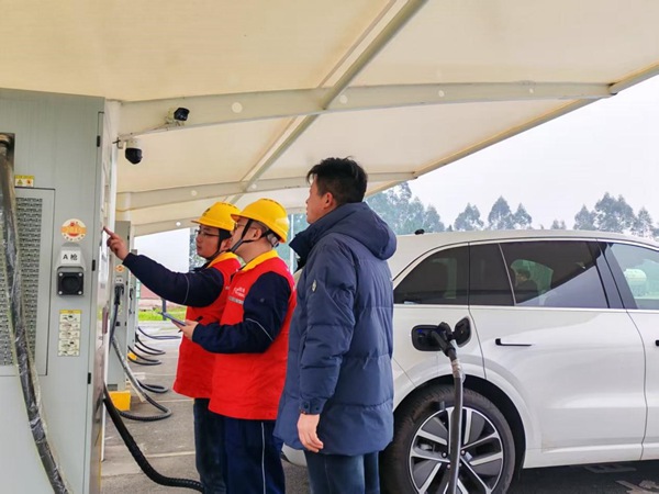 電力人員在高速公路興隆服務(wù)區(qū)開展安全檢查、服務(wù)車主。國網(wǎng)重慶永川供電公司供圖