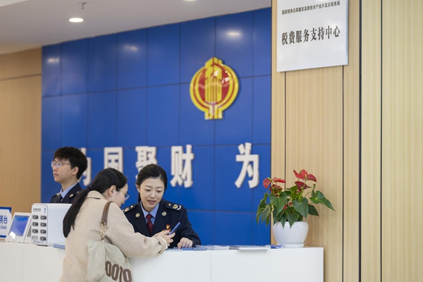 高新區(qū)辦稅服務廳工作人員輔導企業(yè)辦稅人員線上辦理涉稅業(yè)務。郭睿攝