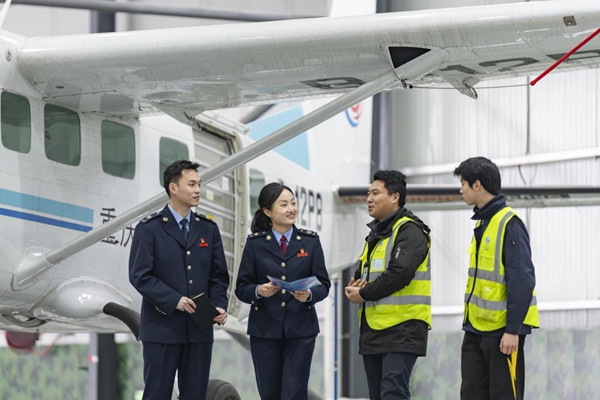 近日，重慶市梁平區(qū)稅務局組織人員來到梁平機場管理有限公司，講解通航服務業(yè)相關稅收政策，了解企業(yè)經營情況，助力企業(yè)逐夢低空經濟。郭睿攝