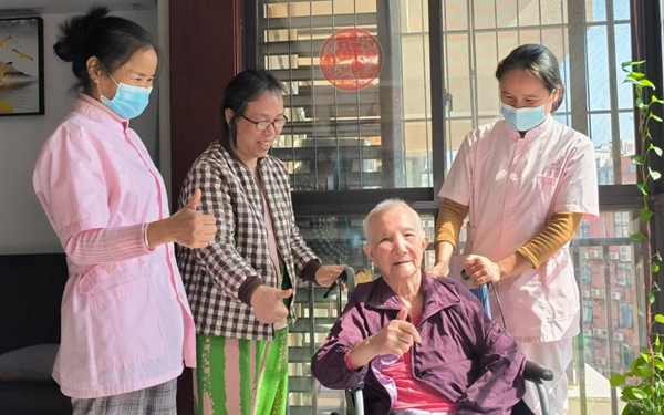 老人為助浴服務(wù)點(diǎn)贊。受訪者供圖