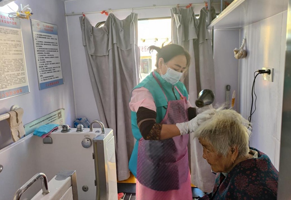 老人在車(chē)內(nèi)享受助浴服務(wù)。受訪者供圖