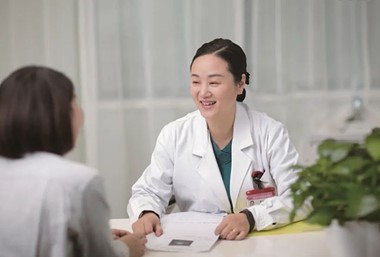 曾品鴻看診現(xiàn)場(chǎng)。重慶北部婦產(chǎn)醫(yī)院供圖