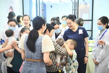 試管家庭帶新生寶寶返院活動(dòng)現(xiàn)場(chǎng)。重慶北部婦產(chǎn)醫(yī)院供圖
