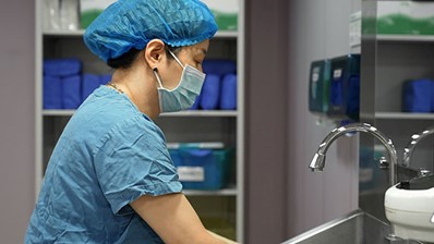 曾品鴻做術(shù)前準(zhǔn)備。重慶北部婦產(chǎn)醫(yī)院供圖