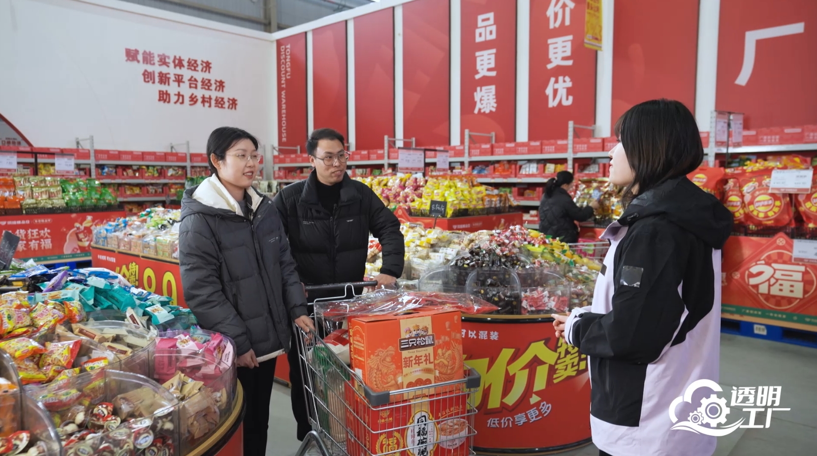 直播期間，人民網(wǎng)記者采訪消費者。