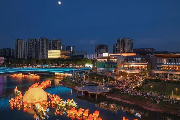 “月攬星河”燈會(huì)現(xiàn)場(chǎng)。重慶龍湖供圖