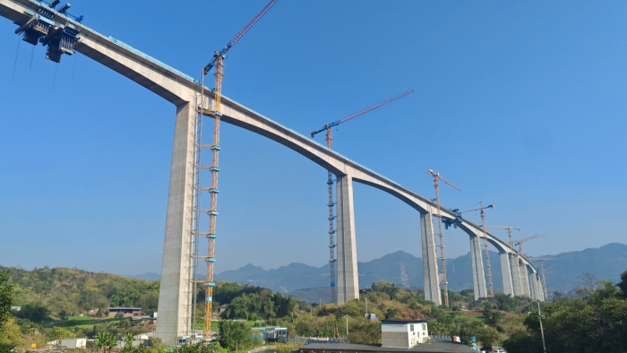 重慶軌道交通15號(hào)線高架Ⅰ特大橋全橋順利合龍。中建三局三公司供圖