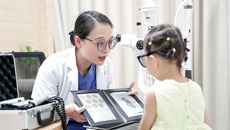 醫(yī)生為孩子檢查視力情況。重慶華廈眼科醫(yī)院供圖