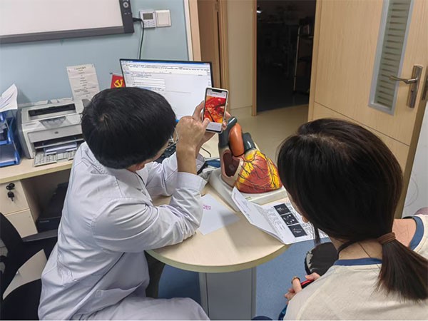 曹躍豐在門診為患者家屬講解患者情況。重慶康心醫(yī)院供稿